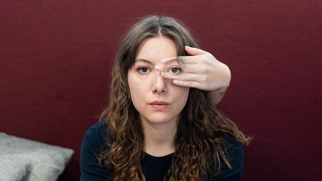 Magdalena Grunt hält sich ein Auge zu - Track 5