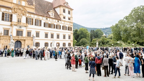 Styriarte-Publikum sammelt sich vor dem Schloss Eggenberg 
