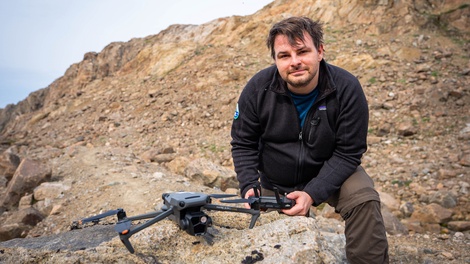 Foto: Ö1 Redakteur Paul Sihorsch mit seiner Drohne in der kargen Landschaft Grönlands