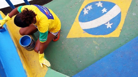 Ein Mann beim Malen der brasilianischen Flagge