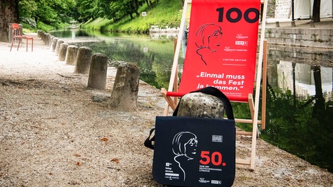 Liegestuhl mit Logo der Tage der deutschsprachigen Literatur