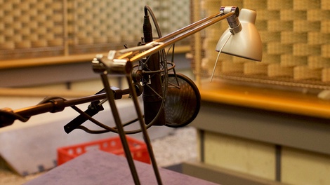 Ein Mikrofon im Hörspielstudio