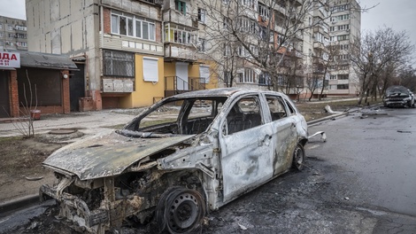 Verbranntes Auto in Mariupol am 24. Februar 2022