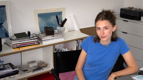 Leonie Streibl an ihrem Schreibtisch