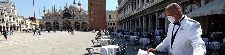 Kellner deckt den Tisch, Markusplatz, Venedig