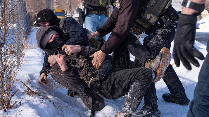 ICE-Agenten greifen einen Demonstranten an, Minneapolis