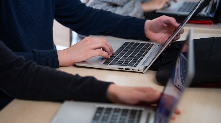 Schülerinnen mit Laptop