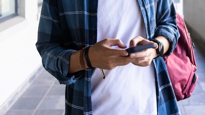 Jugendlicher mit Smartphone