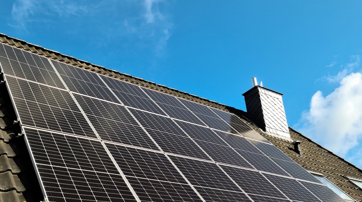 Solarzellen auf dem Dach eines Wohngebäudes
