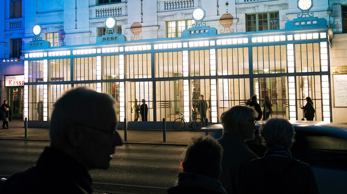 Menschen vor dem Wiener Konzerthaus.