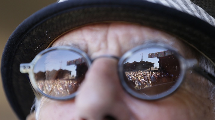 Festivalpublikum spiegelt sich in Sonnenbrille