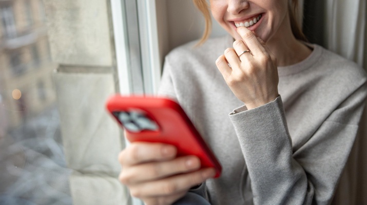 Lachende Frau  mit Smartphone
