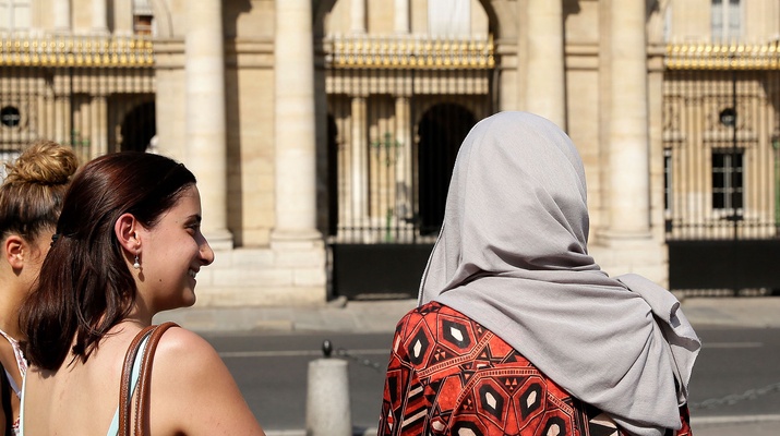 Junge Frauen mit und ohne Kopftuch
