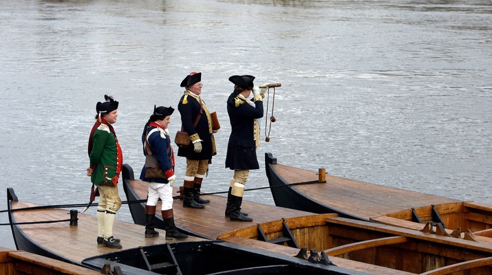 Darsteller stellen eine Szene nach (als/mit George Washington)