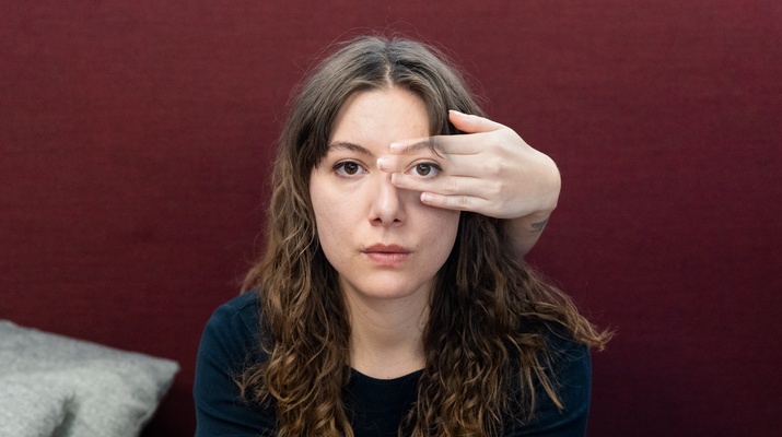 Magdalena Grunt hält sich ein Auge zu - Track 5