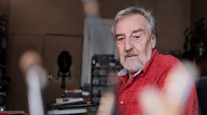 Herbert Prasch an seinem Schreibtisch sitzend