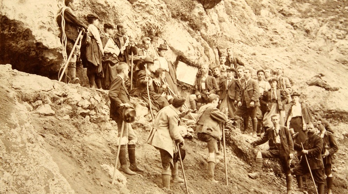 Bergwanderer auf einem Steig auf der Rax, um 1900