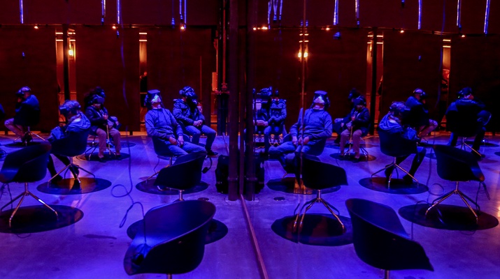 Menschen mit VR-Brillen sitzen in einem Raum, Ausstellung in Madrid