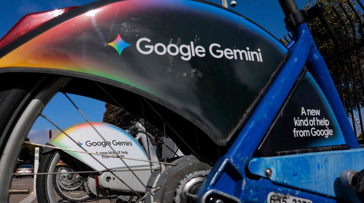 Google-Gemini-Fahrräder in Silicon Valley mit der Aufschrift "A new kind of help from Google"