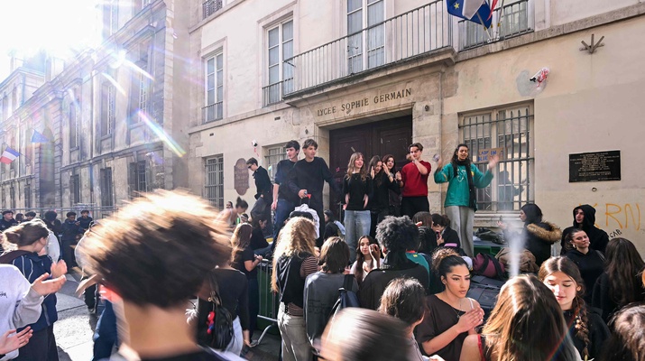 Schülerinnen protestieren in Frankreich
