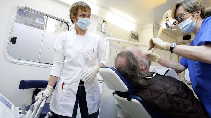 Zahnbehandlung eines Obdachlosen