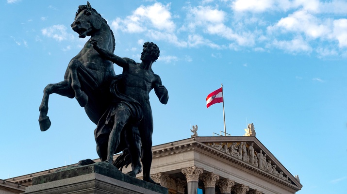 Parlament in Wien, österreichische Fahne