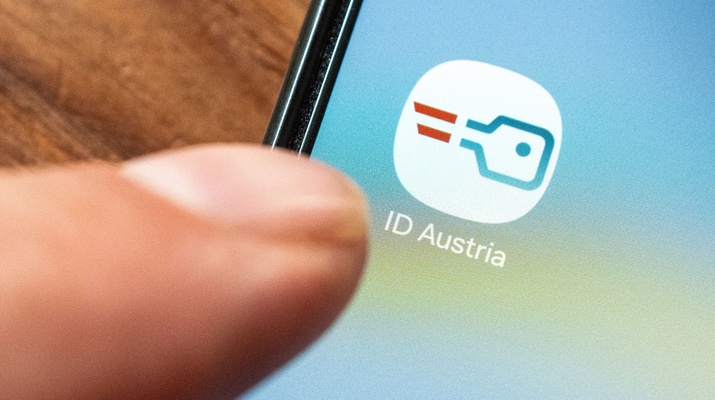 Finger zeigt auf das Icon der App "ID Austria"