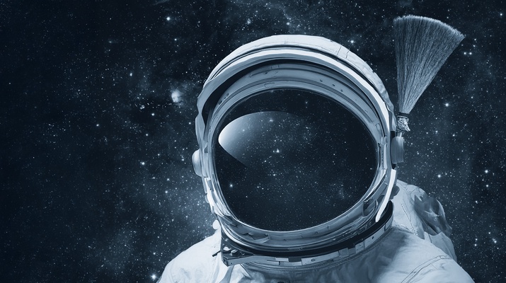 Astronaut mit Gamsbart am Helm