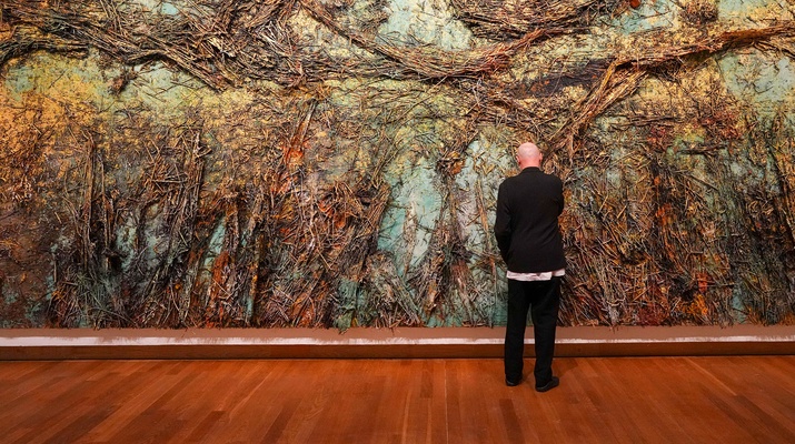 Anselm Kiefer vor seinem Kunstwerk