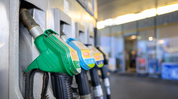 Zapfsäulen an moderner Tankstelle