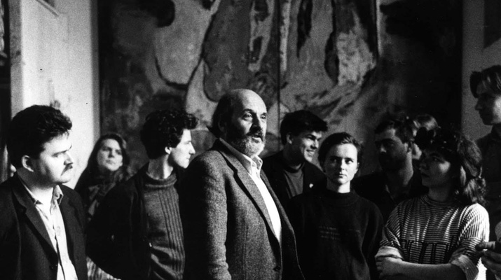 Wolfgang Hollegha im Kreis seiner Studierenden