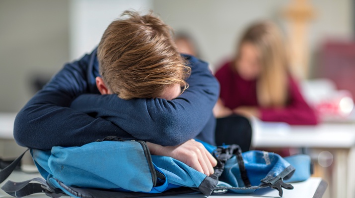 Schlafender Bub in einer Schulklasse