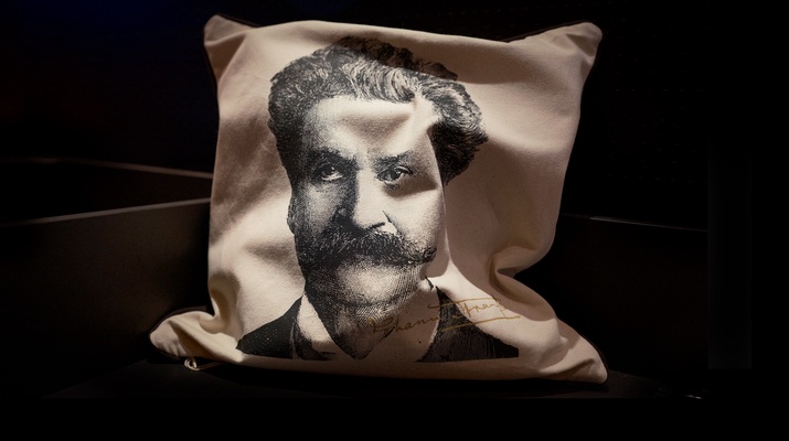 ORF/JOSEPH SCHIMMER Johann Strauss auf einem Zierkissen