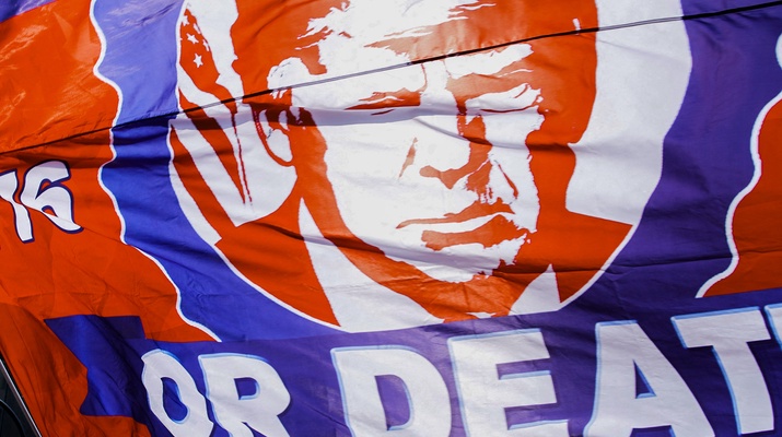 Fahne mit Trump-Gesicht