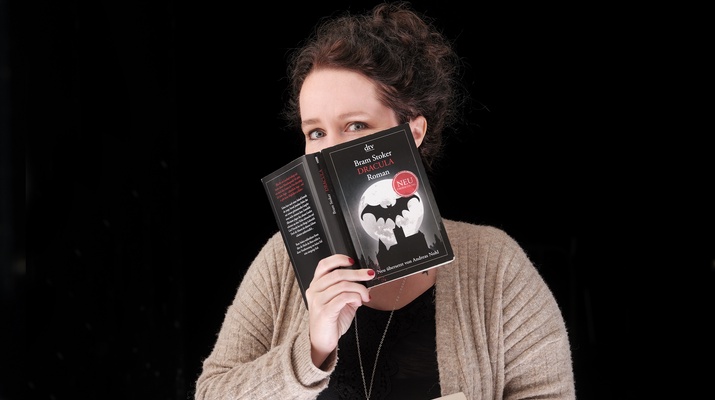 Julia Reuter mit einer Ausgabe von Stokers "Dracula"