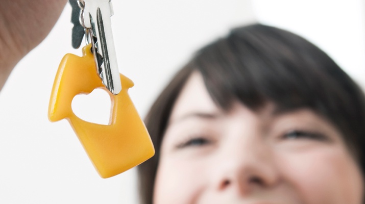 Frau hält einen Schlüssel