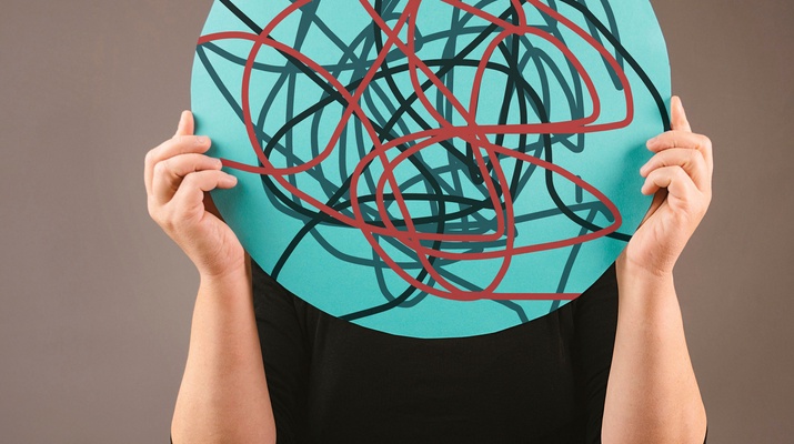 Frau hält sich eine Scheibe mit Krixikraxi vor das Gesicht