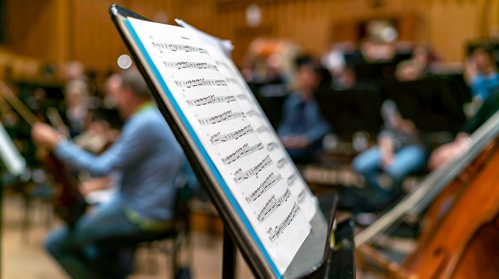 Notenständer bei Proben des RSO Wien mit Ilan Volkov