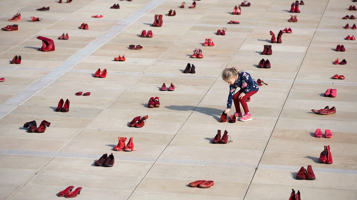 Eine Installation von blutroten Schuhen, die als Mahnmal für Gewalt gegen Frauen dienen sollen