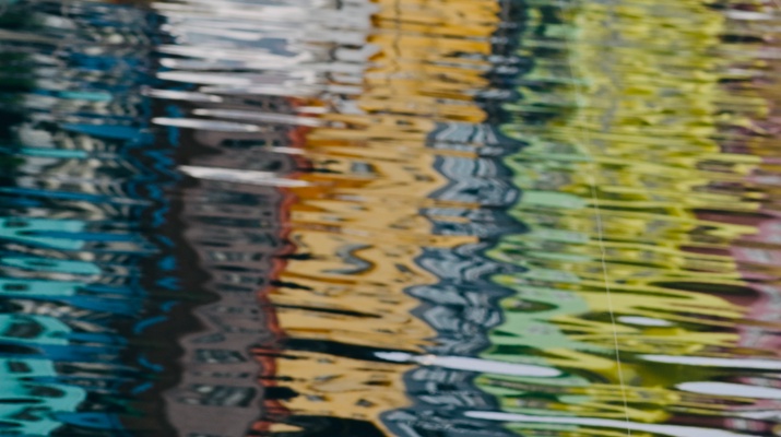 Verschwommene Spiegelungen auf der Wasseroberfläche