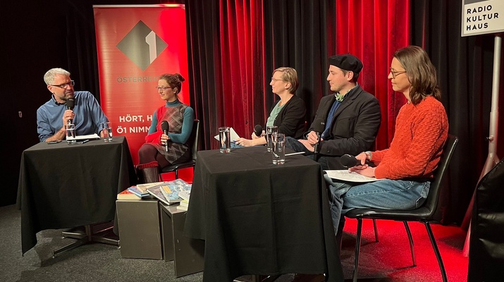 Magdalena Miedl und Wolfgang Popp sprechen mit Karin Krichmayr (Wissenschaftsjournalistin und Comic-Expertin "Der Standard"), Bettina Egger (Comic-Historikerin und -Zeichnerin) und Lenz Mosbacher (Comic-Zeichner und Kurator)