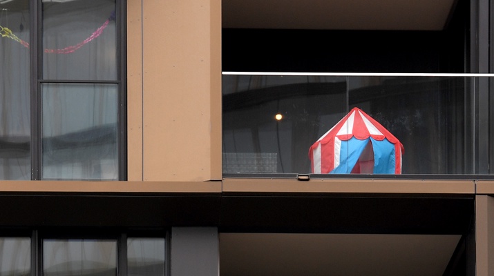 Kinderzelt auf einem Balkon