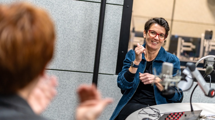 Barbara Schuster, Gebärdensprache