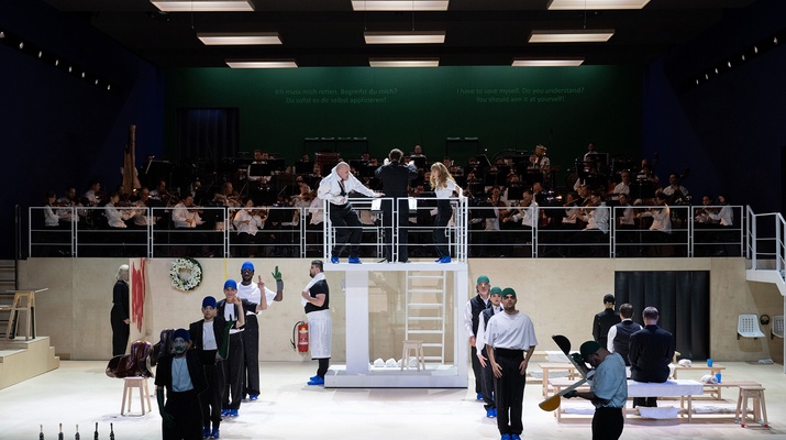 Schauspieler und ORF Radio-Symphonieorchester Wien auf der Bühne.
