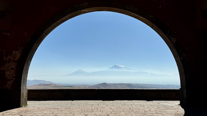 Wolken um einen Berg in Armenien, Blick durch einen Bogen