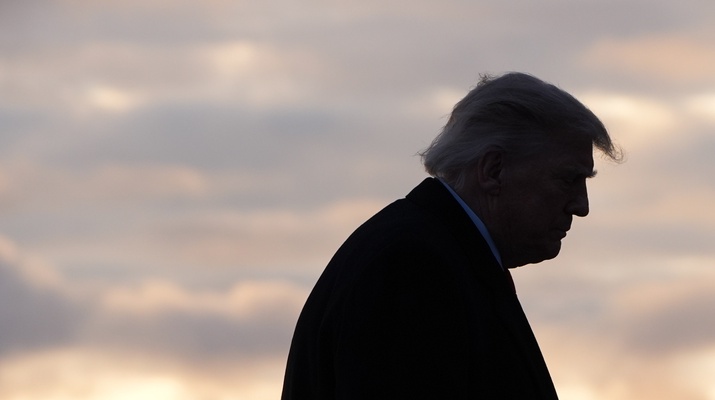 Trump-Silhouette im Gegenlicht
