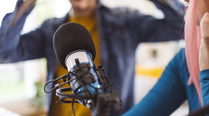 Podcast-Mikrofon mit zwei Personen