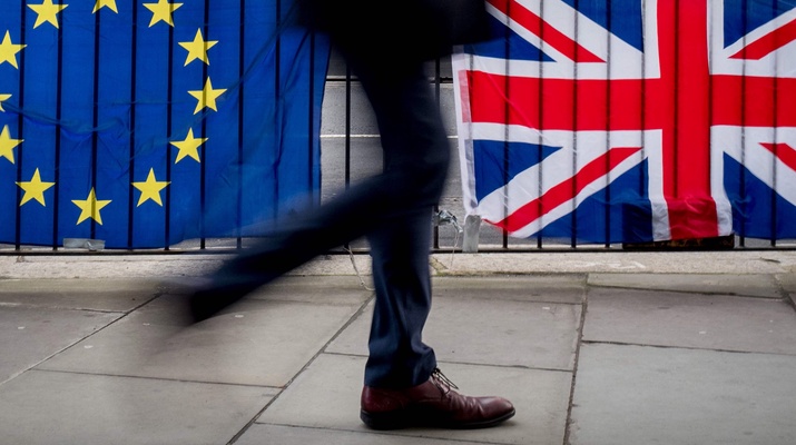 Passant vor EU- und UK-Fahnen