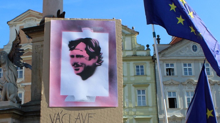 Plakat mit Vaclav Havels Gesicht, daneben EU.Fahne