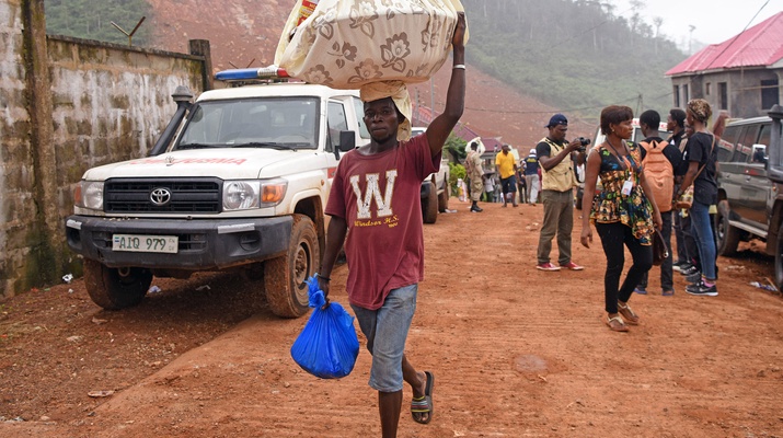 Menschen auf der Straße in der Hauptstadt von Sierra Leone, Freetown